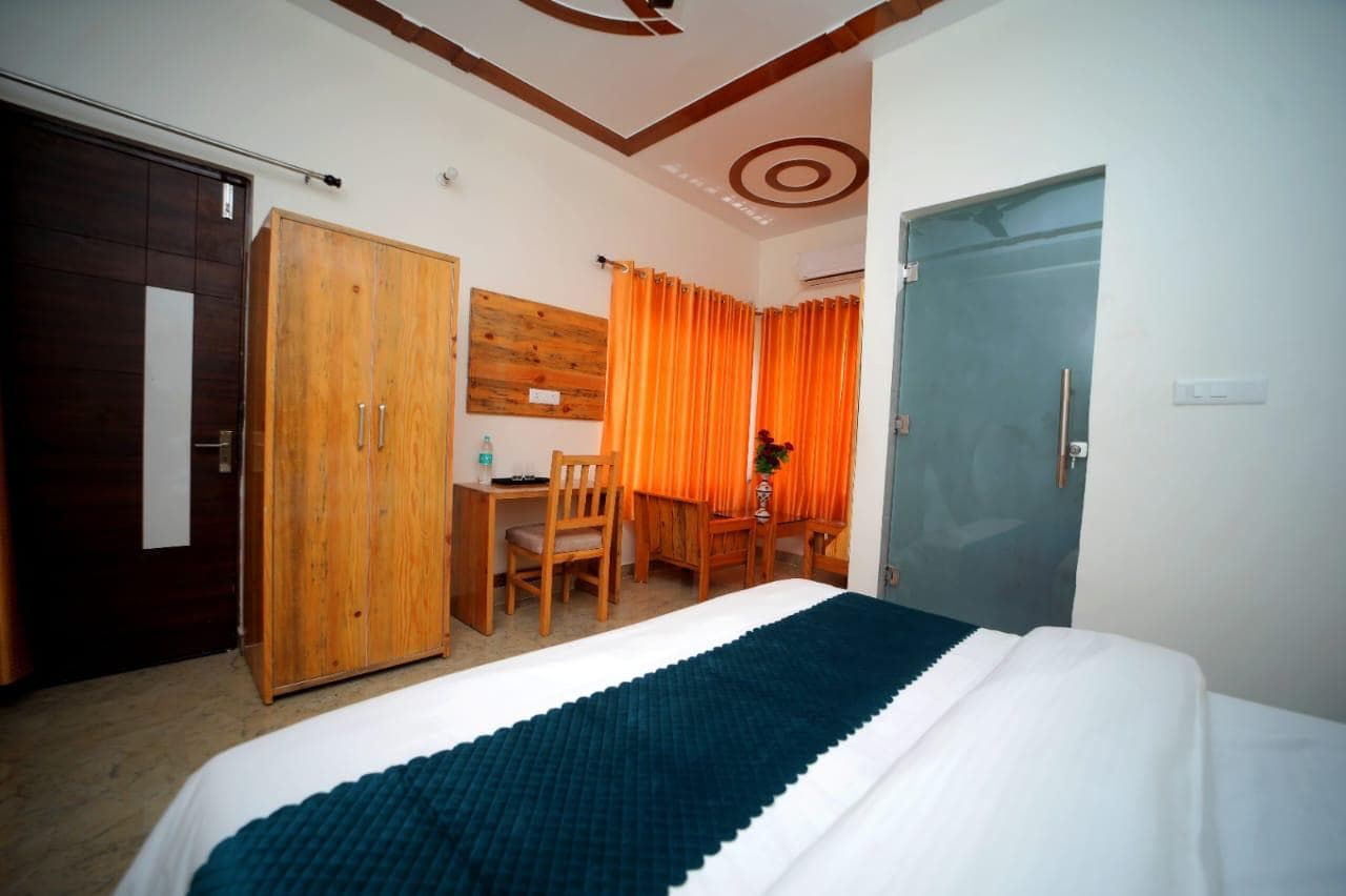 Retreat room with a wardrobe, a writing desk and an attached bathroom